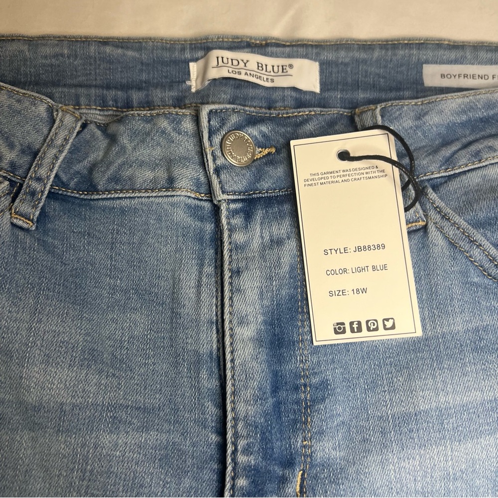 Judy‎ Blue Light Wash Distressed Boyfriend Jeans - Picture 3 of 5